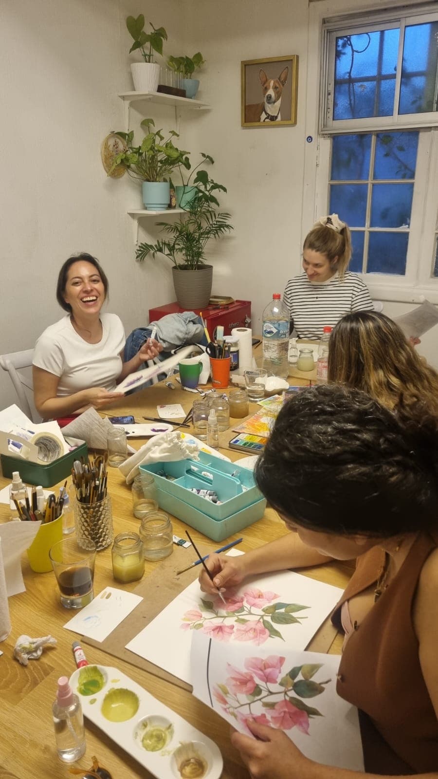 Grupo del taller riendo mientras pintan acuarela